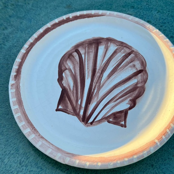 Brown & White Pottery Dish with Sea Shell in Center and Carved Edges - Picture 2 of 10